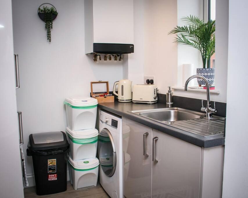 No12-Luxe Living Guest Apartment- 1 Bed-Garden-Private Parking-Wifi-Beach-City Swansea Bagian luar foto