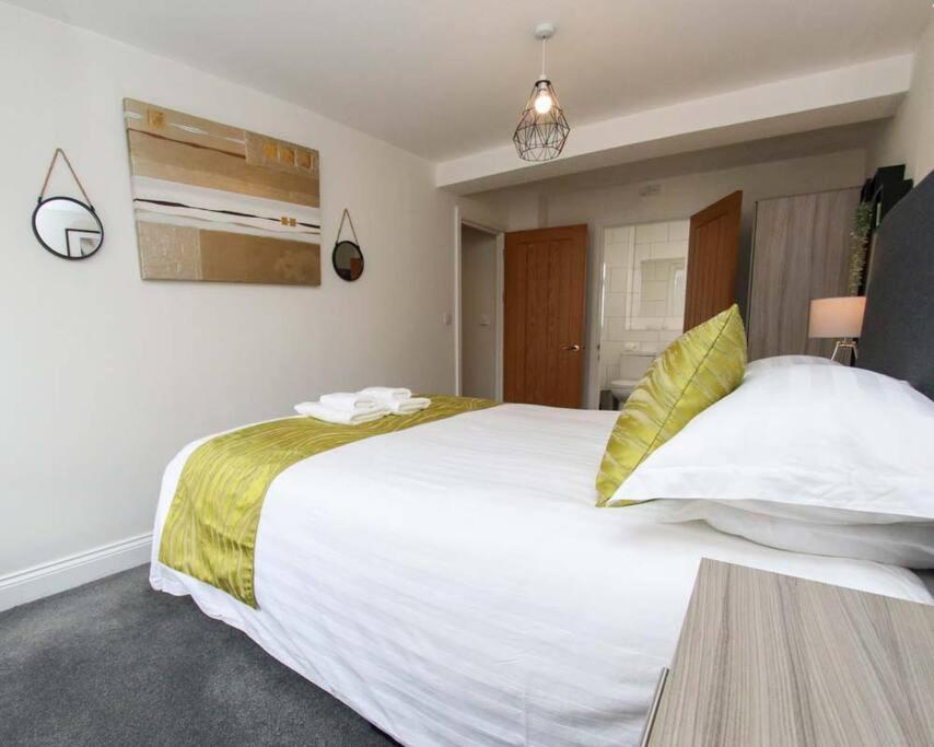 No12-Luxe Living Guest Apartment- 1 Bed-Garden-Private Parking-Wifi-Beach-City Swansea Bagian luar foto